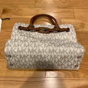 Authenic Micheal Kors Hamilton L Tote Signiture